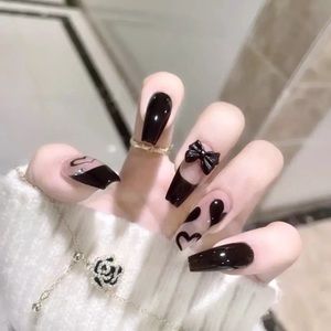 Beautiful nails, it’s comes with glue and hand filler